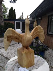 Houten beeld aalscholver